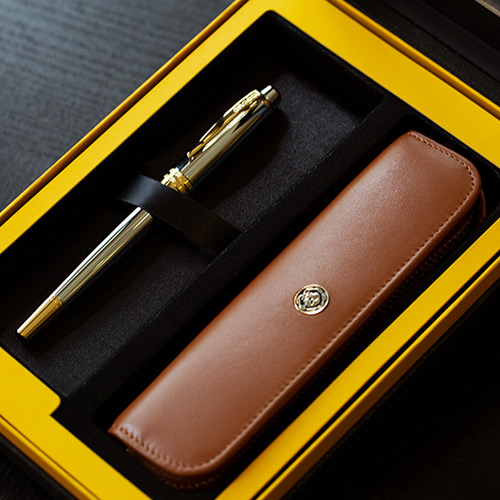 【可雷雕】美國 CROSS Bailey 貝禮系列 金鉻鋼珠筆+棕褐色拉鏈筆套禮盒