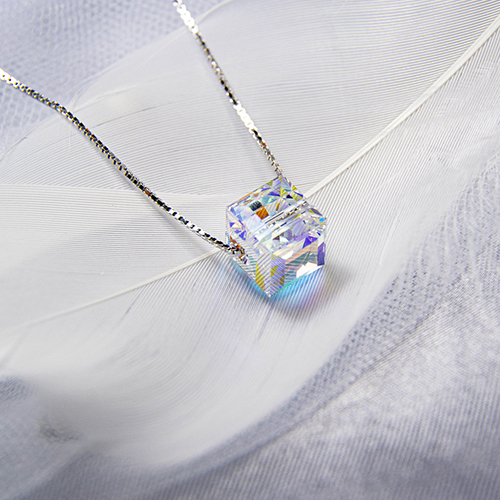 ADORN & FANCY  【花雨】白彩小立方水晶項鍊