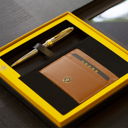 【可雷雕】美國 CROSS Bailey 貝禮系列 金鉻原子筆+棕褐色證件卡夾套禮盒