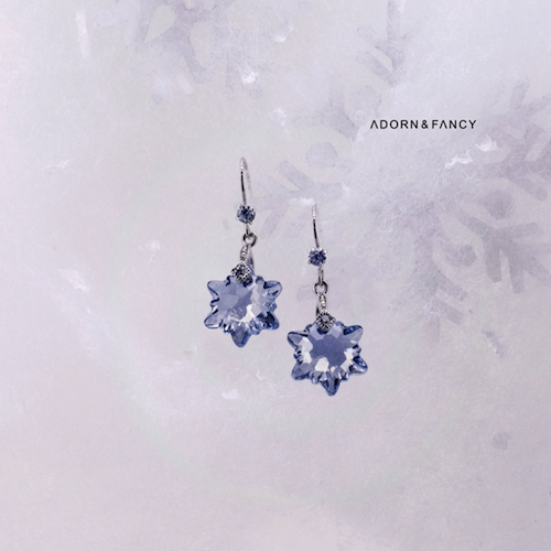 ADORN & FANCY 雪絨花｜小巧白彩水晶雪花耳環(帶鑽純銀耳勾-淺銀藍水晶)