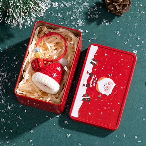 【11/4~12/31聖誕商品B2B優惠】創意小物館 聖誕風隨身毛線吊飾 聖誕帽-紅鐵盒