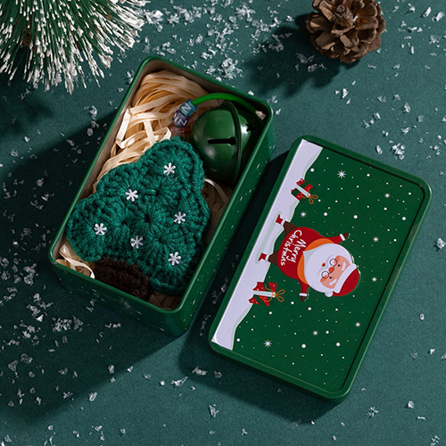 【11/4~12/31聖誕商品B2B優惠】創意小物館 聖誕風隨身毛線吊飾 扁聖誕樹-綠鐵盒