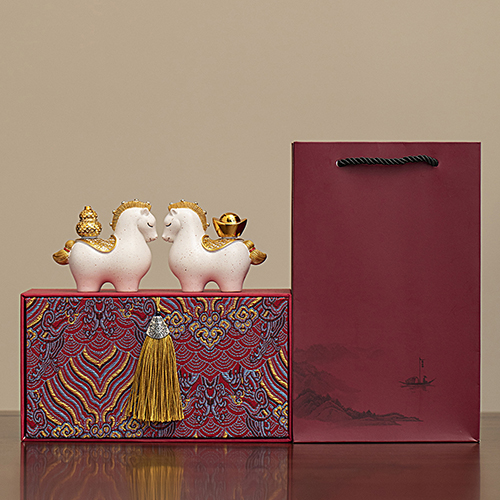 【11/3~12/31冬季85折優惠】家居生活雜貨舖 馬上有財創意擺飾 白馬(元寶+福祿)-紅紋禮盒