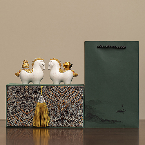 【11/3~12/31冬季85折優惠】家居生活雜貨舖 馬上有財創意擺飾 白馬(元寶+福祿)-綠紋禮盒