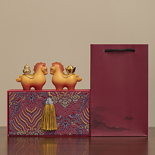 【11/3~12/31冬季85折優惠】家居生活雜貨舖 馬上有財創意擺飾 橙馬(元寶+福祿)-紅紋禮盒