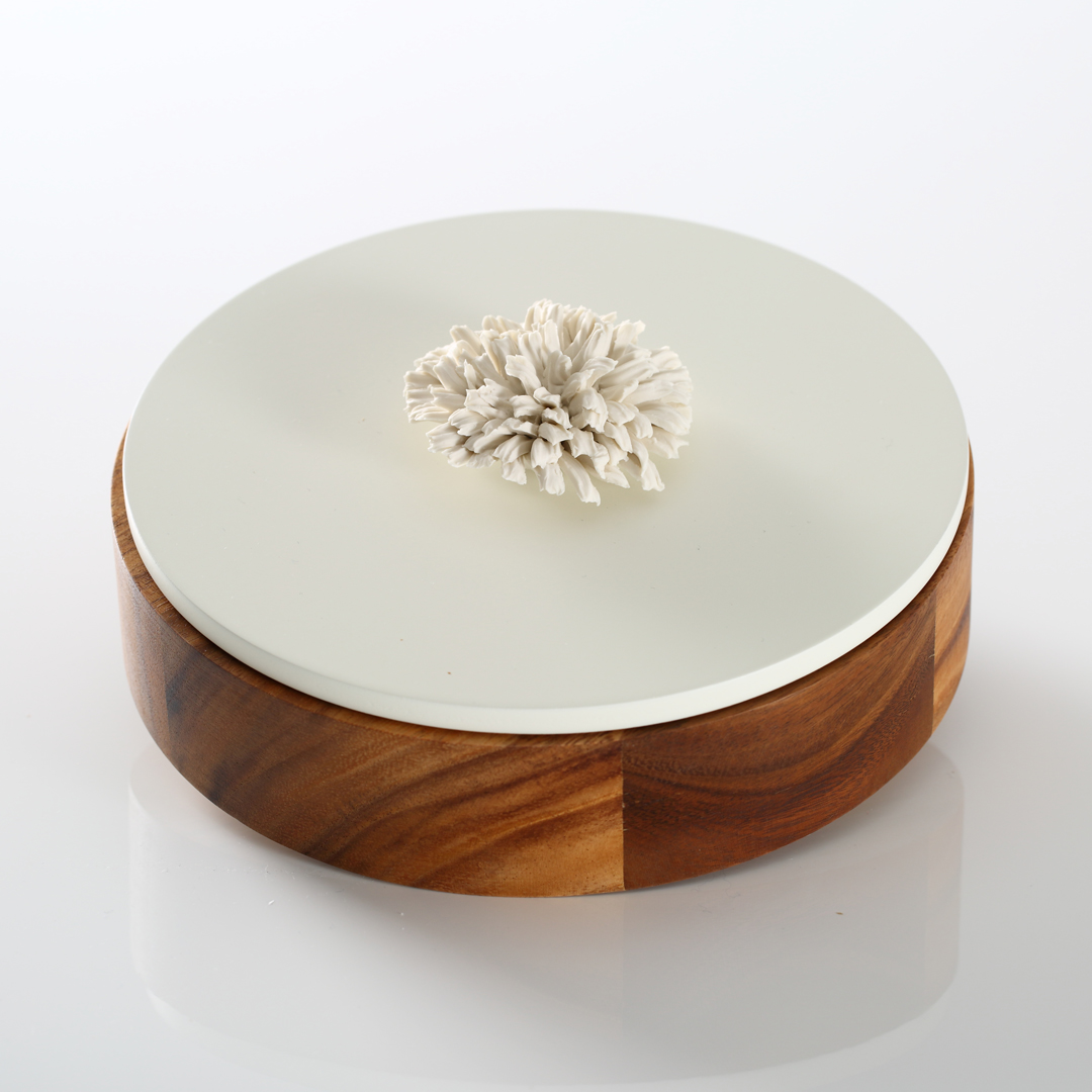 KIDDEE TAMDEE 泰國實木圓盒+白瓷圓蓋+香氛白瓷花