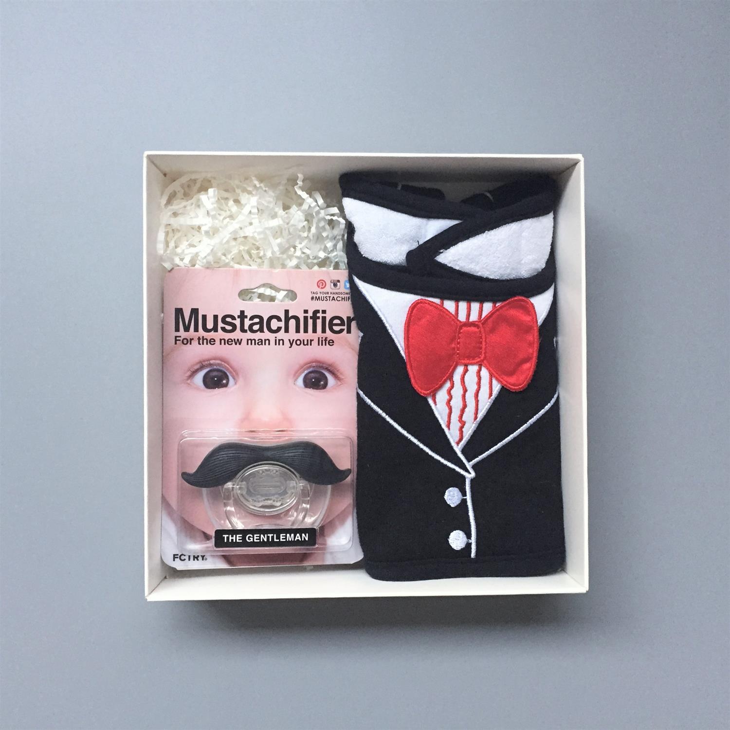 Frenchie MC ＆ Mustachifier 復古鄉村紳士男寶寶禮盒 (圍兜 奶嘴) (紳士鬍 燕尾服黑領結圍兜)