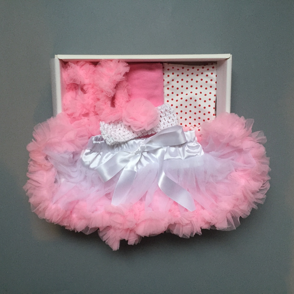 日安朵朵 女嬰童蓬蓬裙禮盒 - 粉嫩小公主睡美人 (裙+圍兜+寶寶襪) 甜美公主