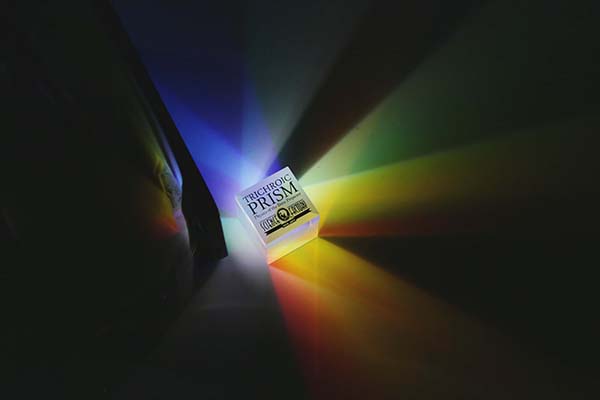 只要照射燈光，光線經過X-CUBE合光稜鏡後就會出現華麗的大面積彩虹。