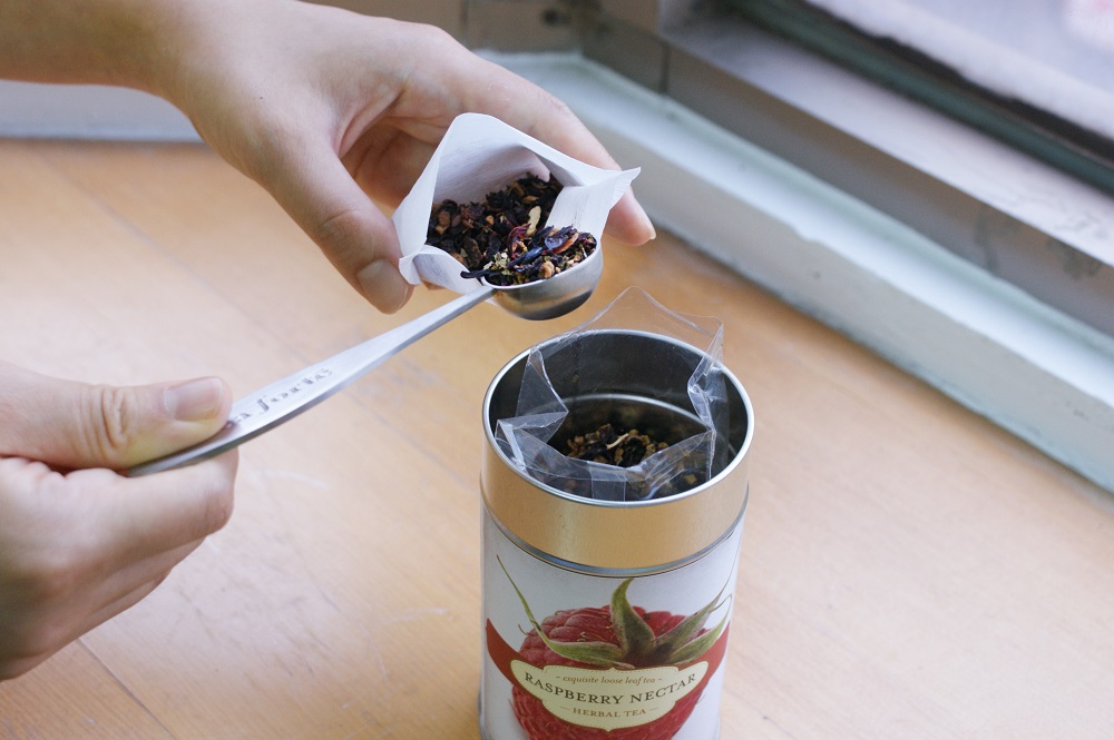 步驟一、將茶葉裝入濾紙袋(建議2g茶葉約泡180ml，可依個人口味調整) ※可直接用普格壺附的不鏽鋼濾網泡在普格壺中。