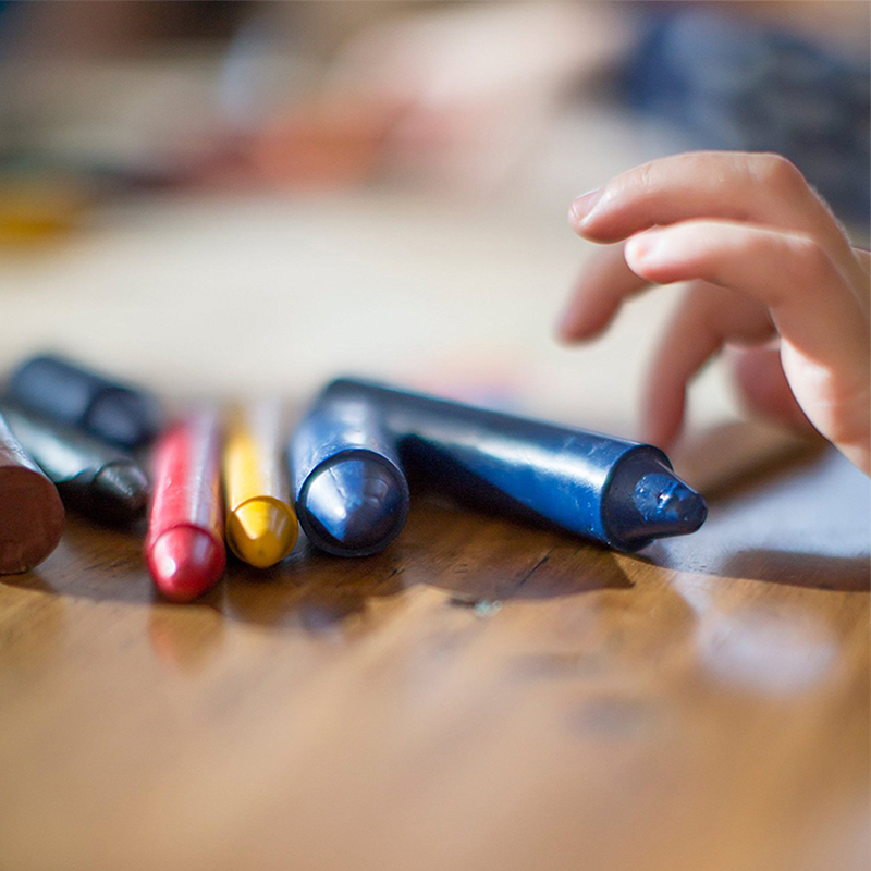 紐西蘭Honey Sticks Crayons蜂蠟蠟筆是由一位紐西蘭的幼兒院老師為了她的學童們找到安全又天然的蠟筆所產生的。