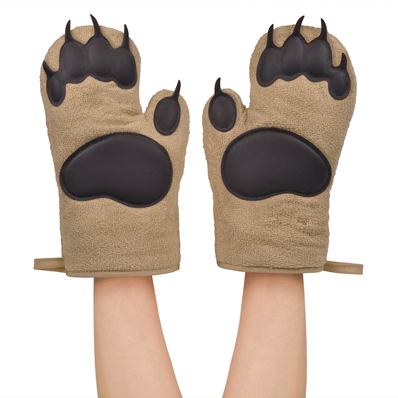 這一對熊掌造型隔熱手套分為左、右兩手各一熊掌肉墊材質為抗熱矽膠所成，其餘部分為絕緣棉花所製，讓人安心保護雙手隔絕熱能。
