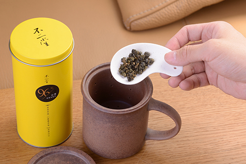 「 T - MUG 」也一樣，它能裝咖啡，能盛濃湯，還能隨時輕鬆啜飲原葉好茶。