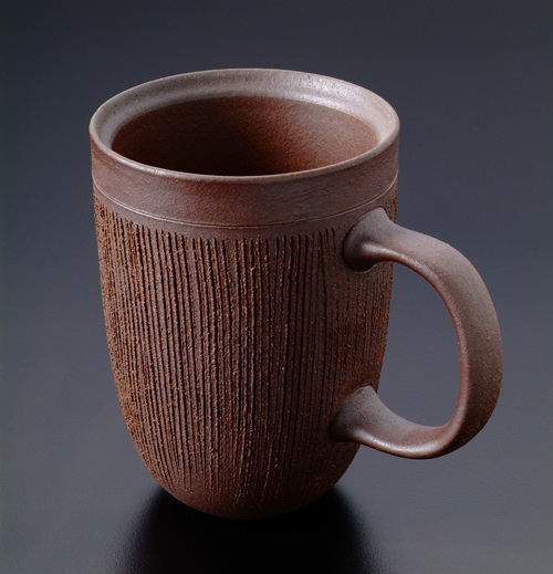 創作理念
陶作坊的岩礦杯，擁有自然不造作的粗曠樸拙，隱約若現匠師手感印記，
能使茶湯甘醇甜美，用於酒、咖啡也能品嘗到多層次口感。
