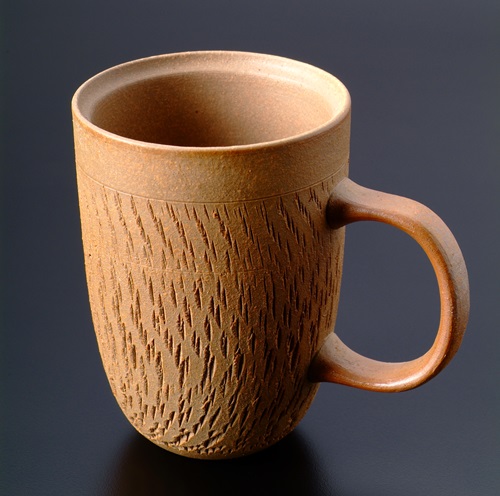 創作理念
陶作坊的岩礦杯，擁有自然不造作的粗曠樸拙，隱約若現匠師手感印記，
能使茶湯甘醇甜美，用於酒、咖啡也能品嘗到多層次口感。