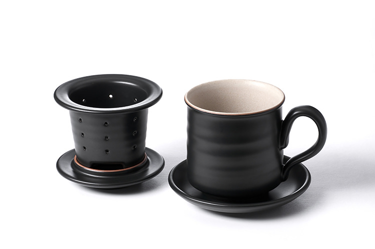 同心杯斜置瀝水的內膽設計， 可跨在杯口上不滑落，並考慮到置茶量，待茶葉瀝乾，取下置於杯蓋， 即可輕鬆自在享受一杯好茶。