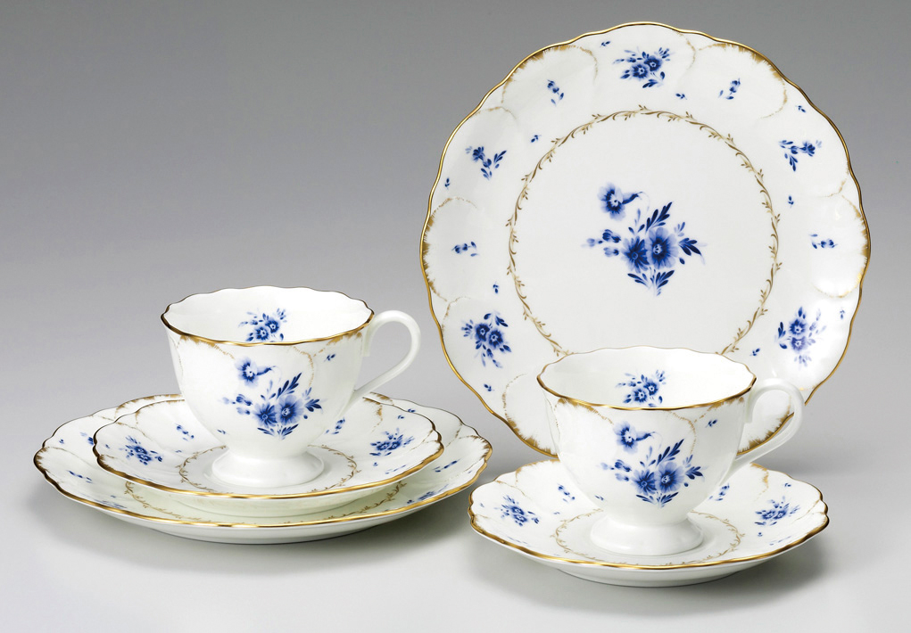 日本 NARUMI 花瓣系列 – 藍色花語款 紅茶對杯盤組+點心盤二入