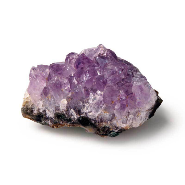【紫晶簇 AMETHYST】
為水晶（SiO2）的一種紫羅蘭色變體，
其紫色是由輻射或鐵（有時和其他過渡金屬雜質同時出現）等雜質造成的複雜晶格置換而產生的。