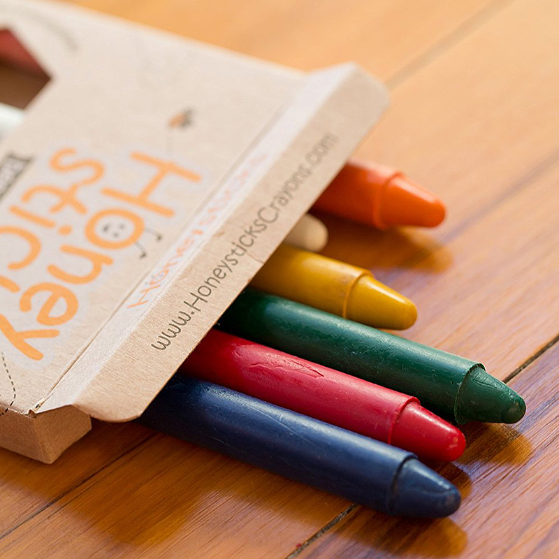 紐西蘭Honey Sticks Crayons蜂蠟蠟筆是由一位紐西蘭的幼兒院老師為了她的學童們找到安全又天然的蠟筆所產生的。