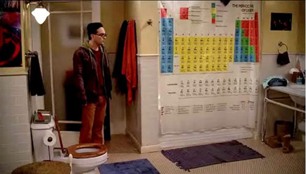喜劇影集-宅男行不行(The Big Bang Theory)裡面，男主角謝爾頓(Sheldon)跟倫納德(Leonard) 的家中浴室，也有出現化學元素週期表浴簾!