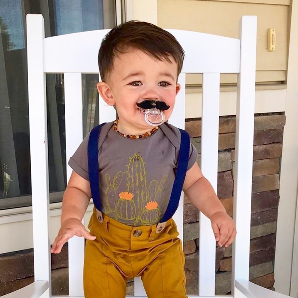 沒有甚麼比擁有鬍子的嬰兒更可愛的了，
讓小嬰兒也多一點趣味吧。