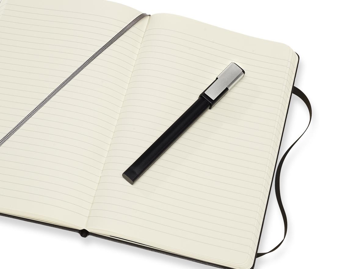 可替換筆芯的0.7mm鋼珠筆，黑色中性筆芯在Moleskine紙張上書寫更加順暢。
筆蓋可夾扣於筆記本封面邊緣，方便攜帶不易脫落。