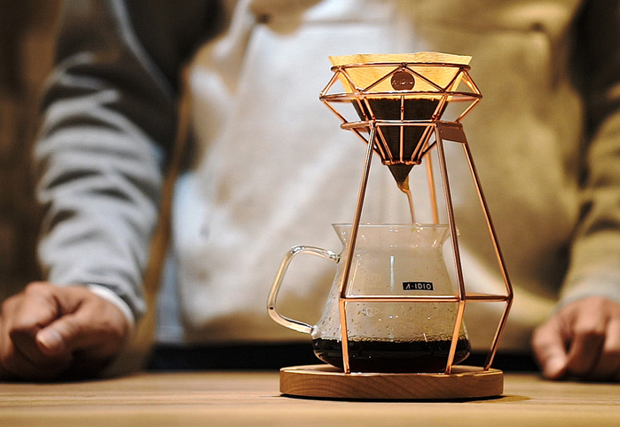 將鑽石的造型融入外型設計，呈現出咖啡器具之美，搭配實木底座，可沉穩的承載各式濾杯適當的高度，延長了咖啡與空氣接觸的時間，讓咖啡的風味更甘甜更完整