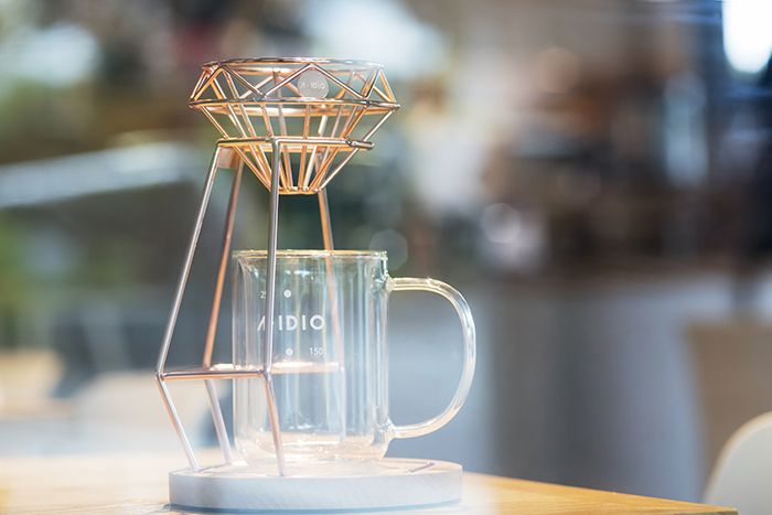可沉穩的承載各式濾杯適當的高度，延長了咖啡與空氣接觸的時間，讓咖啡的風味更甘甜更完整。