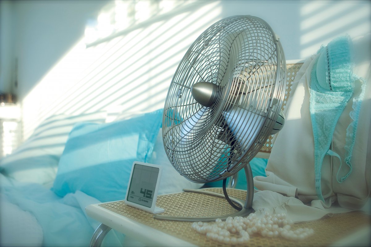 低扇葉高度設計能夠有效流通室內空氣，與空調搭配使用即成為時尚循環機，在炎熱的夏季為您帶來涼爽與舒適，也為您帶來最清爽的視覺享受