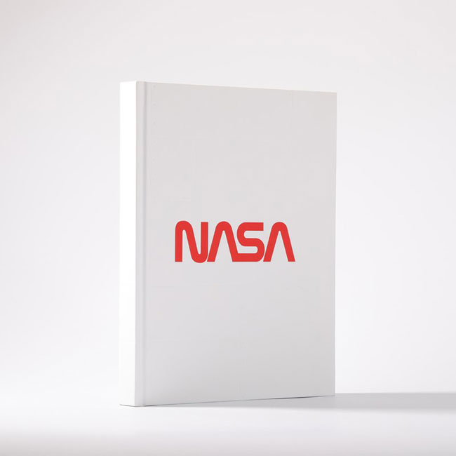 Astroreality NASA主題AR筆記本，以地球上最權威的航太機構為精神圖騰，
在封面復刻NASA經典紅色圖標，用AR追隨人類60年來築夢太空的足跡。
