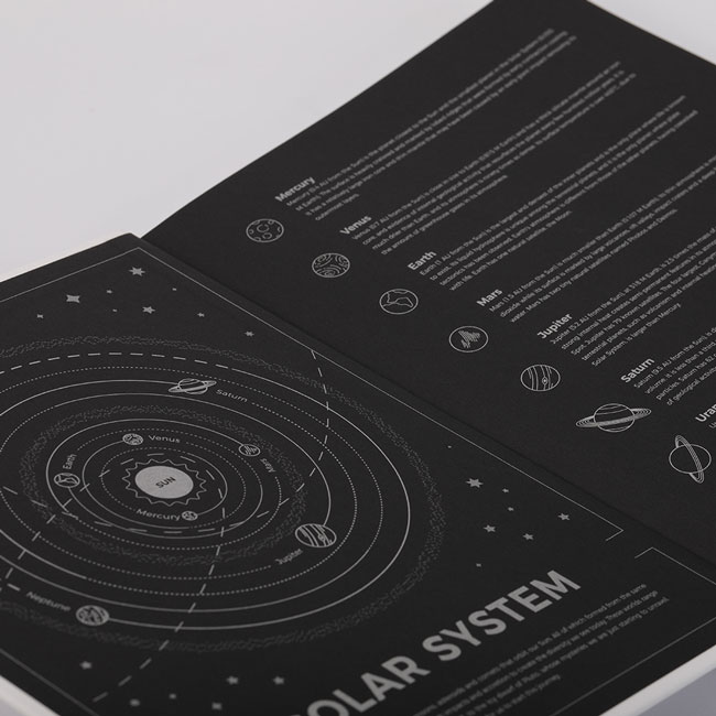 黑卡紙印銀，講述太陽系行星的故事