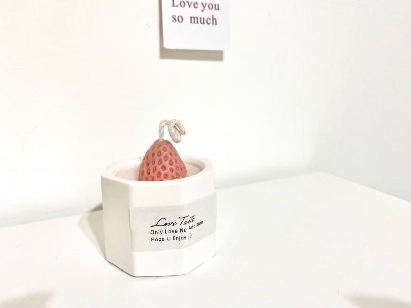 My Dear Strawberries 淡香草莓造型香氛蠟燭小型（小蒼蘭香）