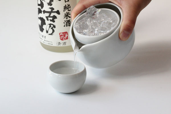 冰塊在圓碗內不會掉落