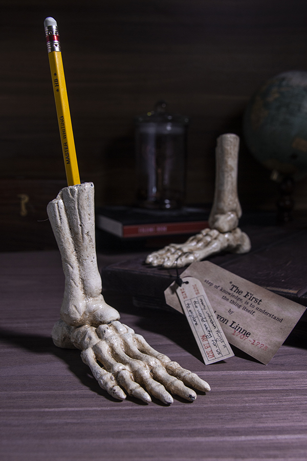 賽先生科學工廠 鑄鐵骷髏腳造型筆座 skeleton