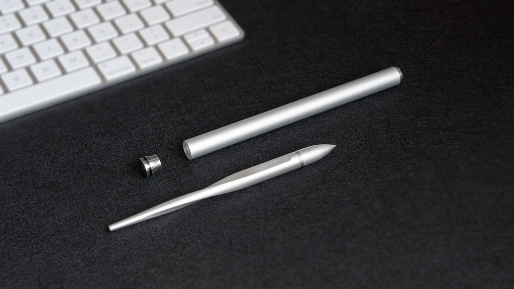 ▲ 與自立筆〔星際〕相容尺寸之鋁製筆管，內襯為霧面塑料，筆管兩頭有軟墊，保護你心愛的自立筆。