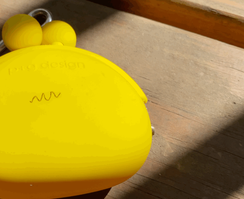 可以直接水洗，或以濕布、橡皮擦等方式進行清潔。