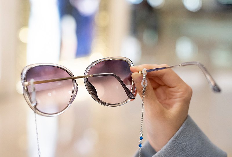 下單皆會附贈眼鏡鍊軟套（透明／黑色隨機，按照款式搭配）