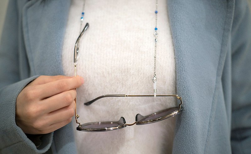 眼鏡跟口罩一樣可以暫放胸前不怕找不到