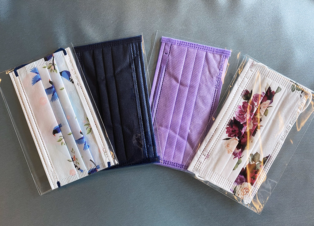 下單即贈【特殊色口罩】搭配美美口罩鍊，顏色隨機，讓妳防疫也能超時尚！
顏色&圖案根據所購款式隨機搭配，購買一件商品贈送1-2片質感口罩