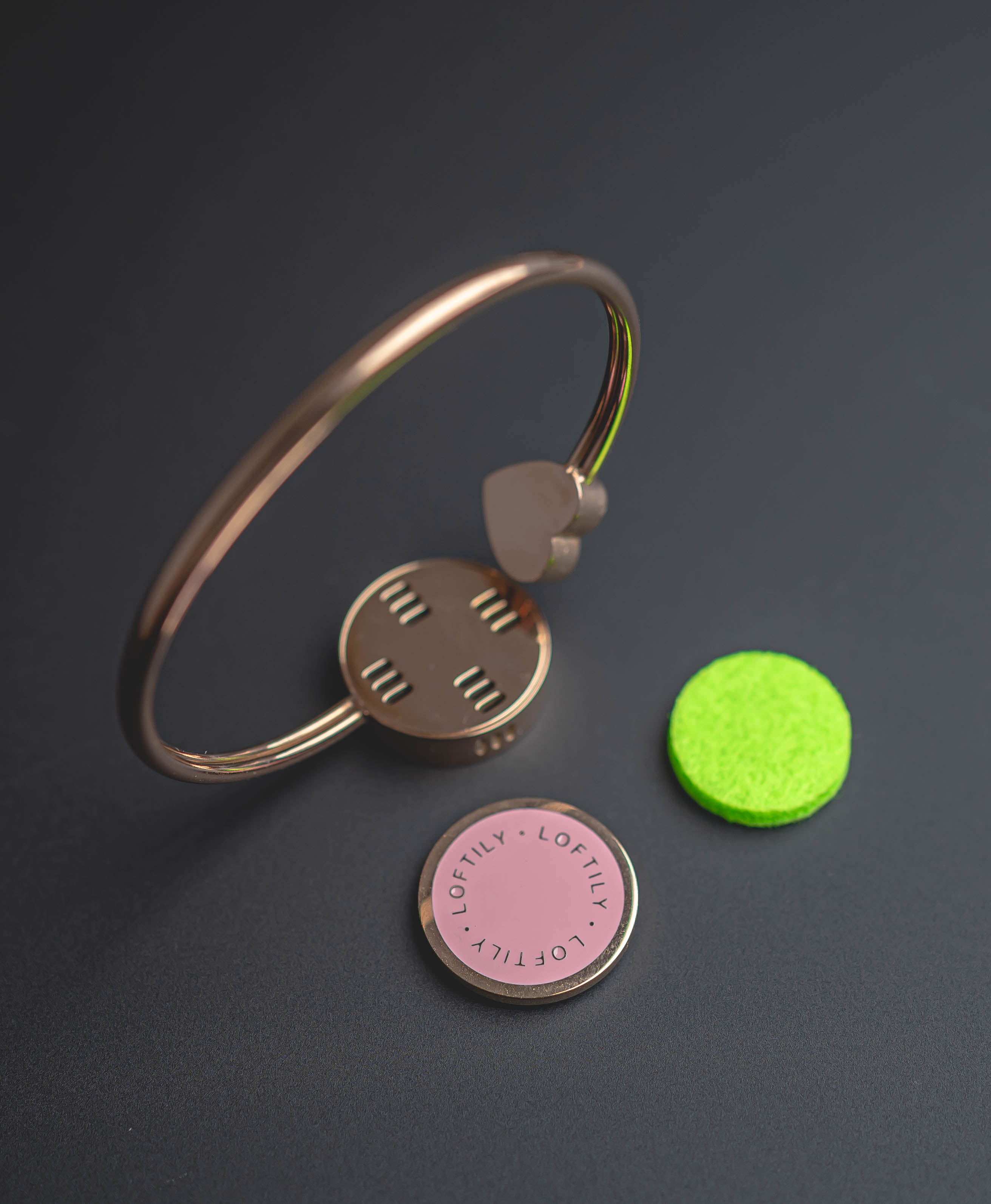 將防蚊液滴在綠色防蚊片上，放進手環凹槽處，再將蓋子蓋上即可