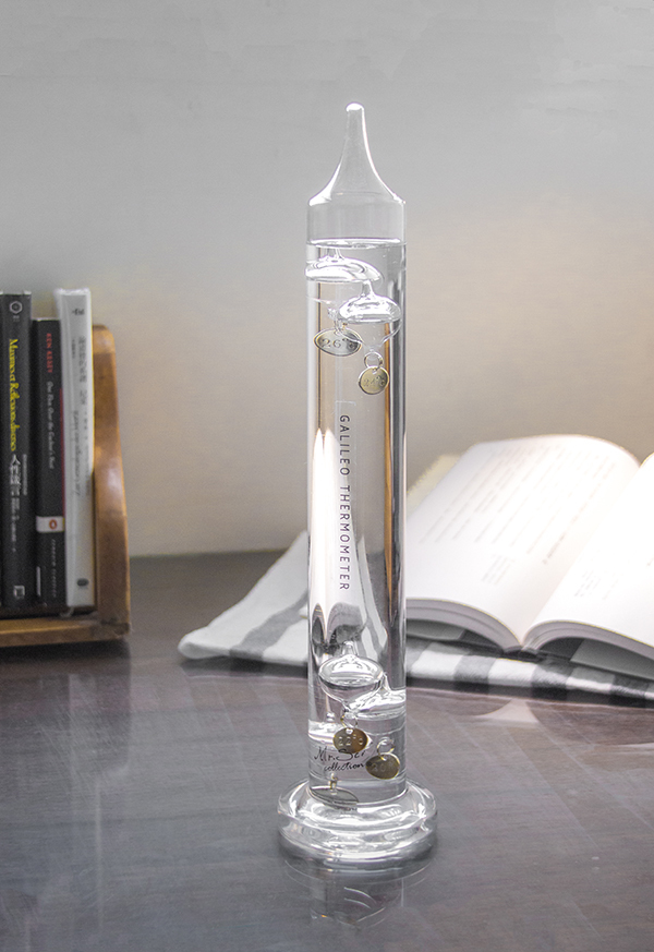 伽利略溫度計是結合科學與工藝的精緻玻璃裝飾品，且相當具有實用性，除了能知道現在的溫度，也非常適合作為禮品或收藏用。