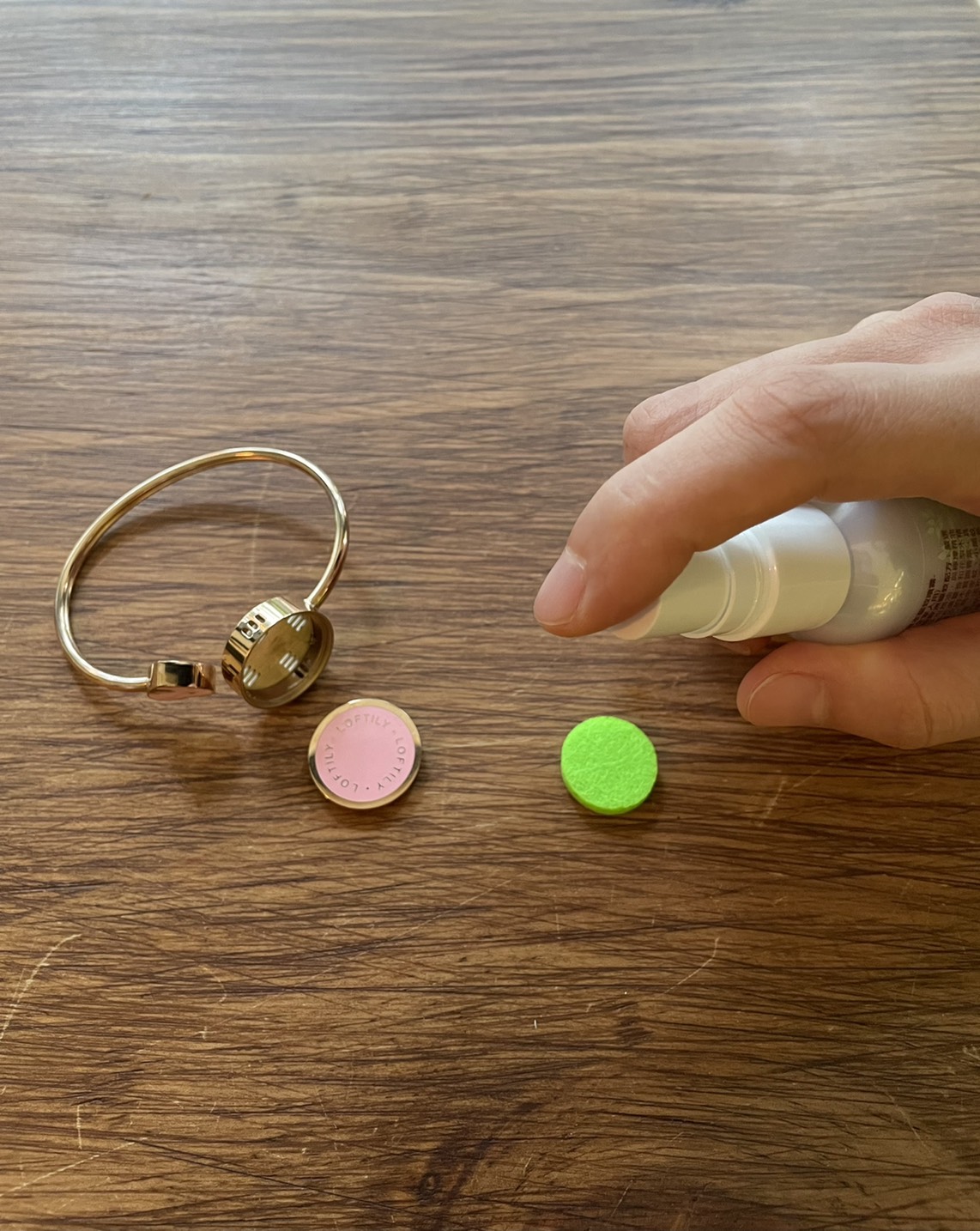 使用須知：須先自備防蚊液，並噴在綠色棉片上