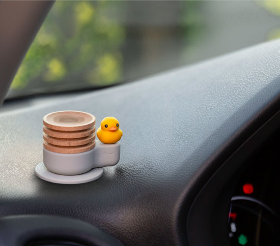 【車內香氛，滿載能量】 天然櫸木搭配精油，開車空間縈繞屬於自己的香氛氣味 ，注入一天滿滿能量