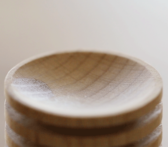 【療癒培養，原木擴香】 利用原木天然毛孔的特性，吸收精油香氣再緩慢釋放，培養屬於自己的香氣