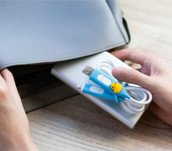 【綁帶設計，聰明收線】 一體成型綁帶設計，調節線長隨時好收納