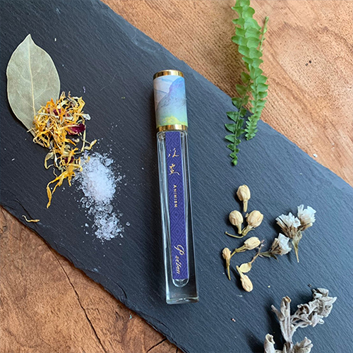 【推薦給】熱愛極簡派與具有想像空間的氣味、 盛夏、酷熱地區，需要中性清爽、澄清香氣的你。