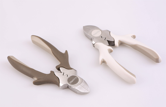 立鹿搭配斜口鉗，握把根據鹿身黑或白分別有不同配色， 白色Dear Deer搭配的是象牙色的斜口鉗， 黑色Dear Deer搭配的是冷灰色的斜口鉗。