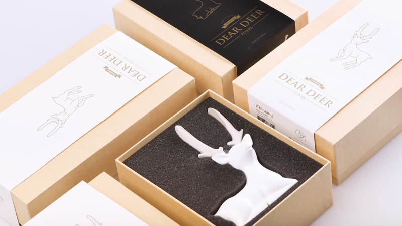 為了保護產品，特別選用海綿包覆，以增加運送過程中的緩衝。 此外，典雅的牛皮色紙盒，無論與黑、與白搭配都相當精緻且耐看。