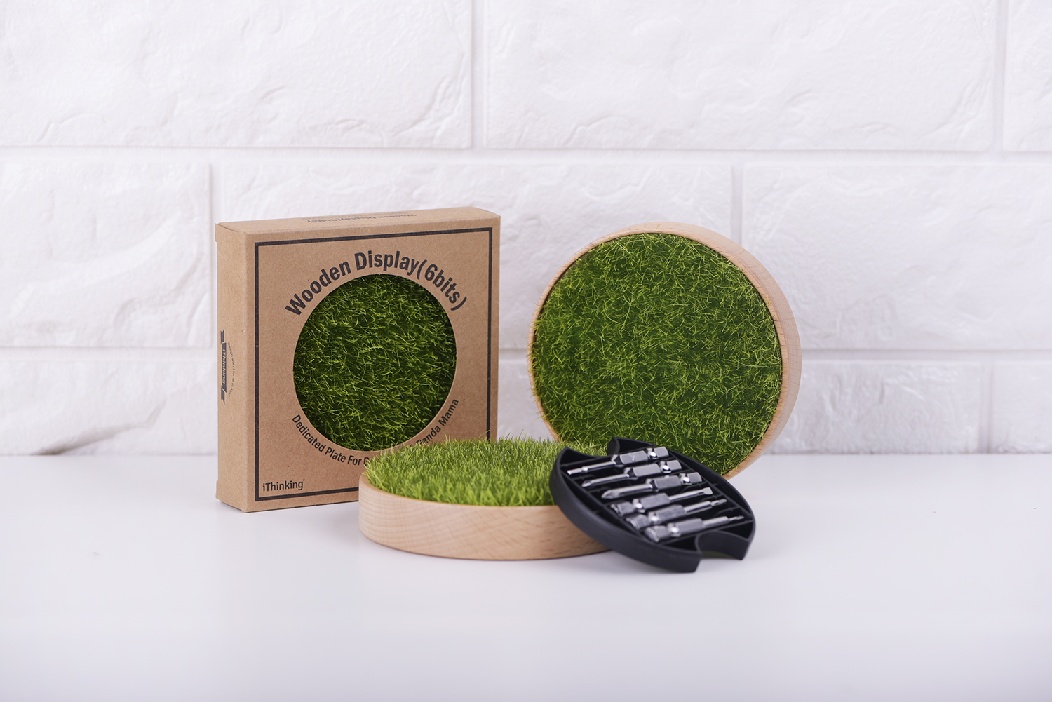 原木設計加上仿真草地材質，可當杯墊或是放上公仔、飾品、喜愛的東西都很適合。