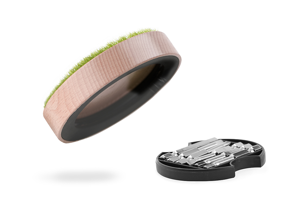 翻開底部更是別有洞天，加附不同規格小起子頭X6，手錶、眼鏡、遙控器…等小螺絲都沒有問題，讓木頭展示座不再是展示座，更是生活上的好幫手。